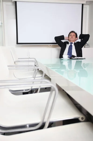 Hombre Negocios Soñando Despierto Sala Conferencias — Foto de Stock