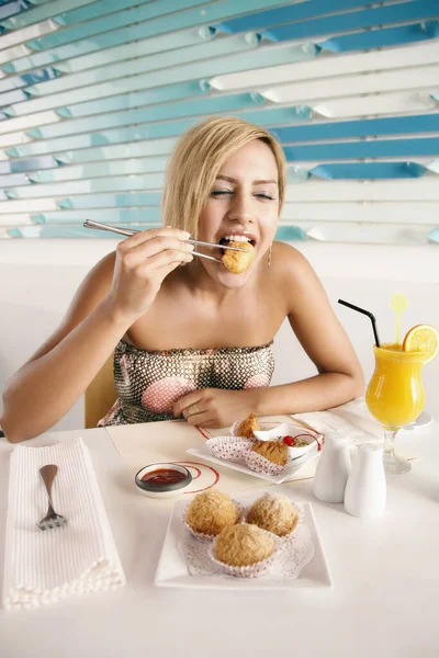 Mujer Comiendo Hojaldre Frito Con Palillos — Foto de Stock
