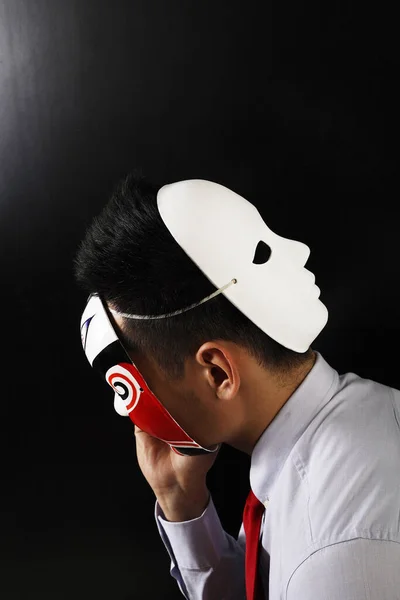 Kafasının Arkasında Beyaz Bir Maske Olan Çinli Bir Adamı — Stok fotoğraf