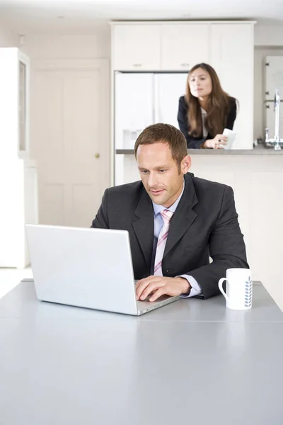 Biznesmen Pracuje Laptopie Businesswoman Patrząc — Zdjęcie stockowe