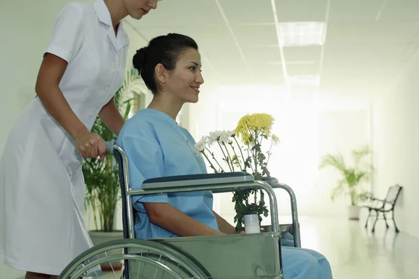 Медсестра Толкает Женщину Инвалидном Кресле Женщина Держит Вазу Цветами — стоковое фото