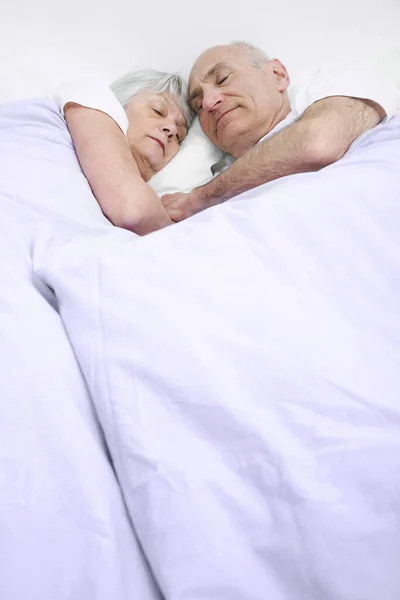 Мужчина Женщина Старшего Возраста Спят Вместе — стоковое фото