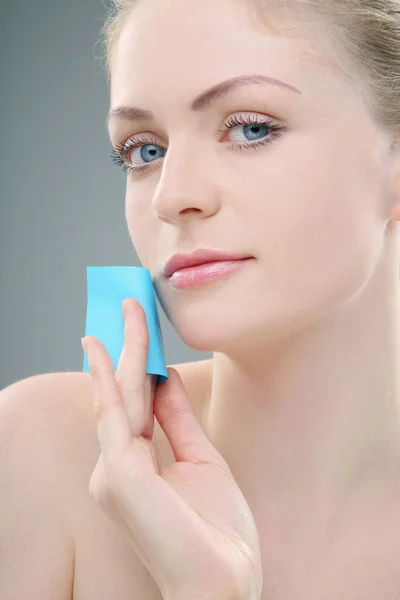 Mujer Con Papel Borrar Aceite — Foto de Stock