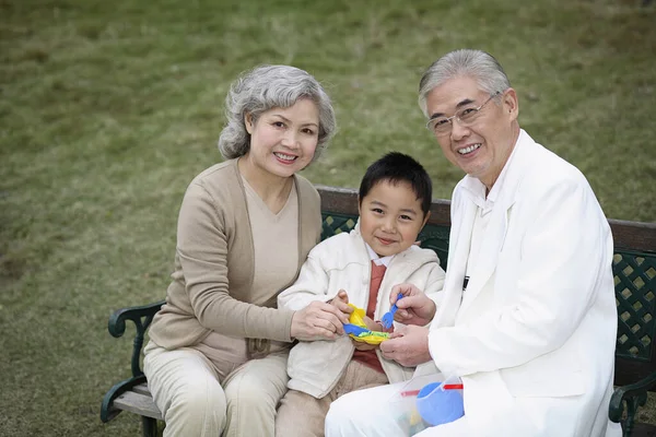 Senior Par Och Pojke Leker Med Plasticine — Stockfoto