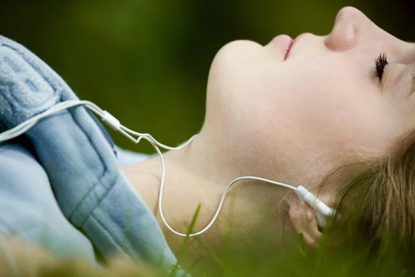 Menina Ouvindo Música Enquanto Deitado Grama — Fotografia de Stock