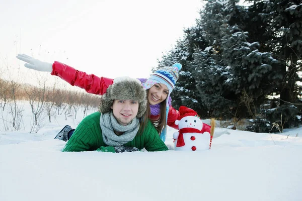 Hombre Mujer Posando Con Muñeco Nieve — Foto de Stock