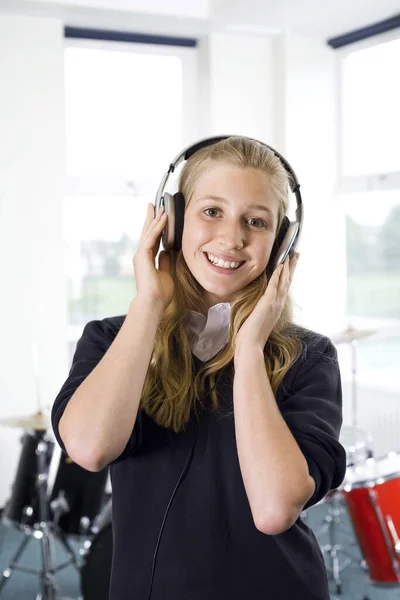 Dívka Poslouchající Hudbu Sluchátkách — Stock fotografie
