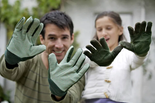 園芸用手袋をした男と女 — ストック写真