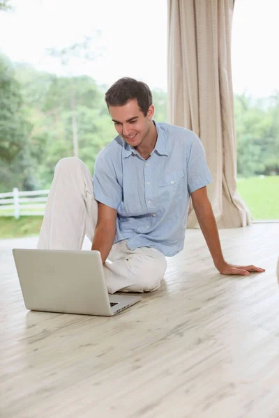 Hombre Sentado Suelo Usando Ordenador Portátil — Foto de Stock