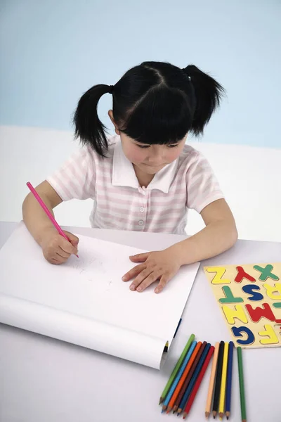 Девушка Рисует Блокноте — стоковое фото