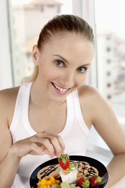 Frau Taucht Erdbeere Frischen Joghurt — Stockfoto