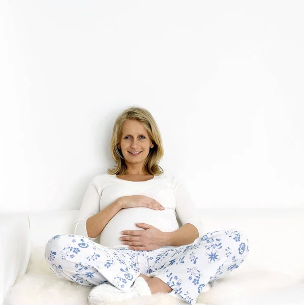 Gravid Kvinna Som Sitter Soffan Och Vidrör Magen — Stockfoto