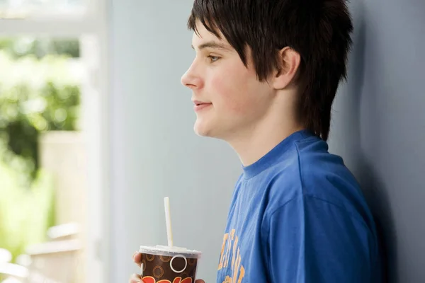 Αγόρι Που Κρατάει Ένα Φλιτζάνι Ανθρακούχο Ποτό — Φωτογραφία Αρχείου