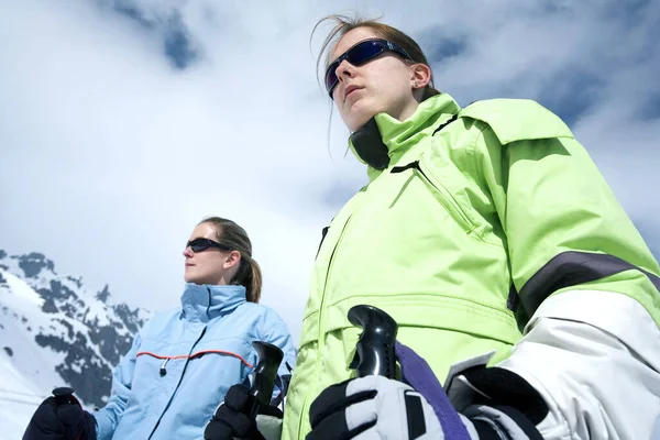 Dos Mujeres Preparándose Para Esquiar Nieve — Foto de Stock