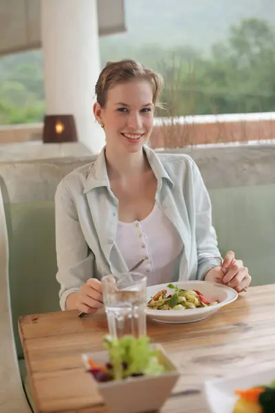 Kobieta Delektująca Się Obiadem Restauracji — Zdjęcie stockowe