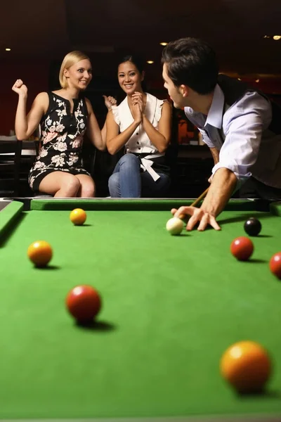 Homme Jouant Billard Femmes Acclamant — Photo