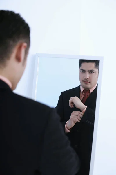 Empresário Ajustando Sua Manga Frente Espelho — Fotografia de Stock