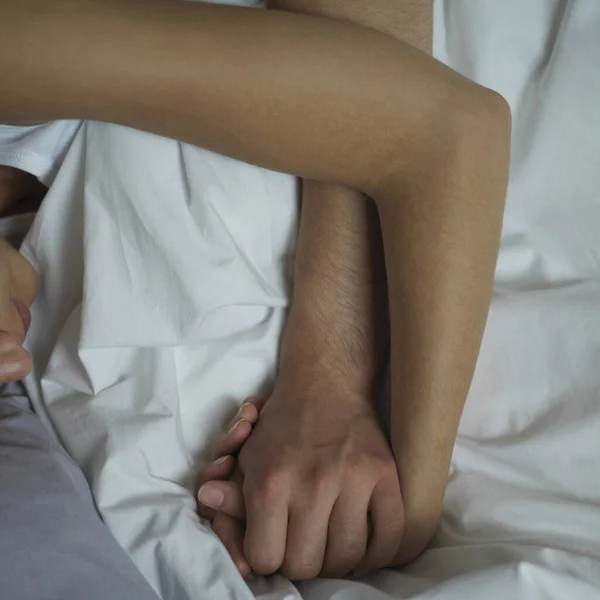 Casal Mãos Dadas Enquanto Dorme Cama — Fotografia de Stock