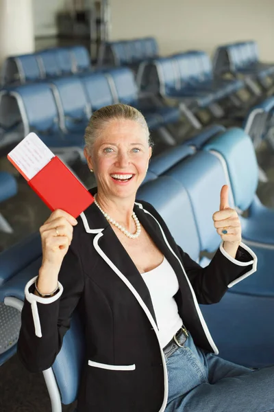 Деловая Женщина Паспортом Большими Пальцами Зале Ожидания Аэропорта — стоковое фото