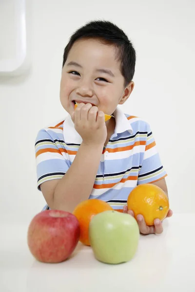 Asiático Chico Comer Manzana Cocina —  Fotos de Stock