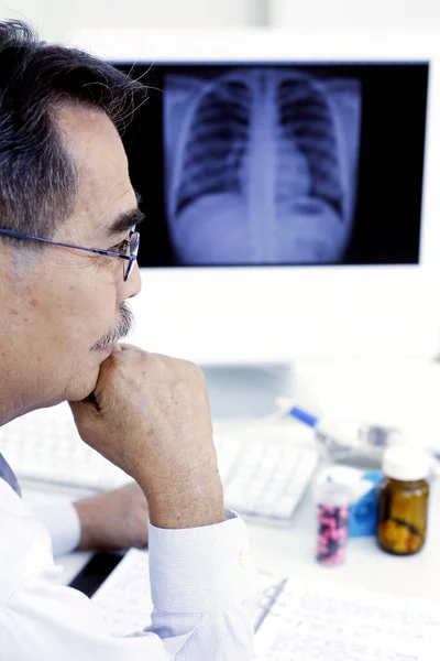 Doutor Estudando Uma Imagem Raio — Fotografia de Stock