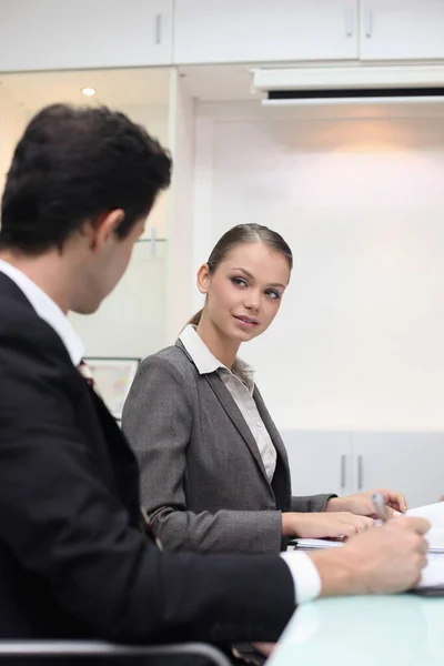 Biznesmen Businesswoman Sali Konferencyjnej — Zdjęcie stockowe