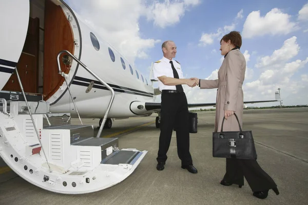 Pilot Schüttelt Geschäftsfrau Die Hand Bevor Sie Den Privatjet Steigt — Stockfoto