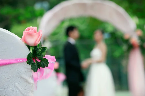 Noiva Noivo Sua Cerimônia Casamento Foco Cadeira — Fotografia de Stock