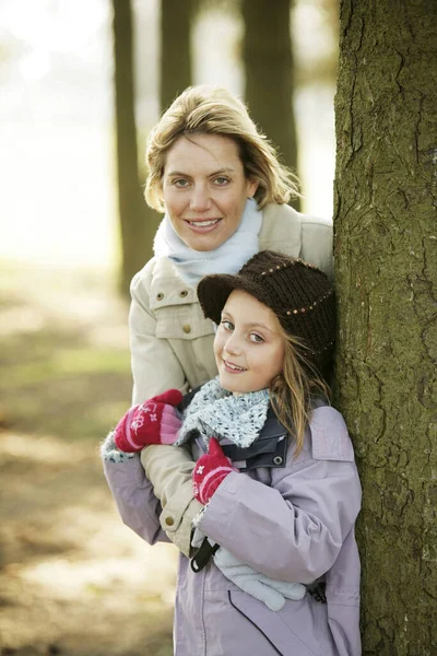 Mor Och Dotter Kramas — Stockfoto