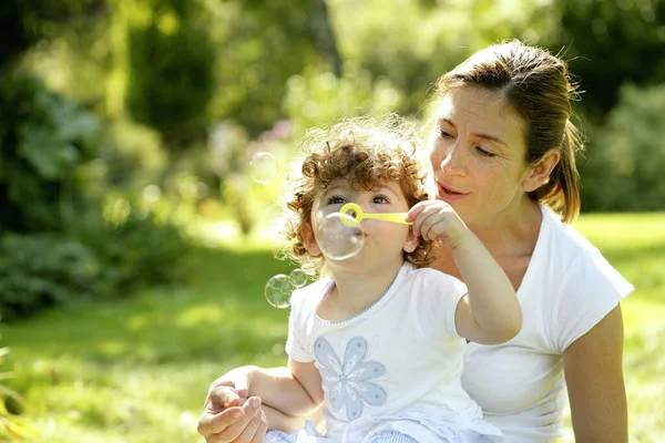 Mor Och Dotter Leker Med Såpbubblor — Stockfoto