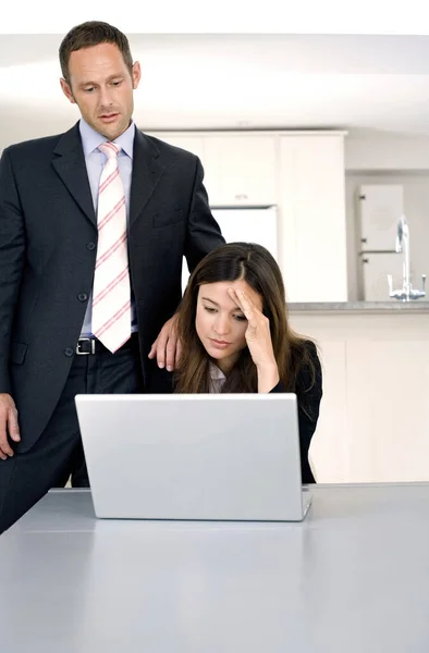 Zakenvrouw Werken Laptop Met Zakenman Zoek Naar — Stockfoto