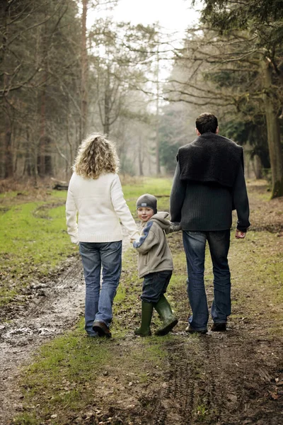 Familj Promenader Parken — Stockfoto