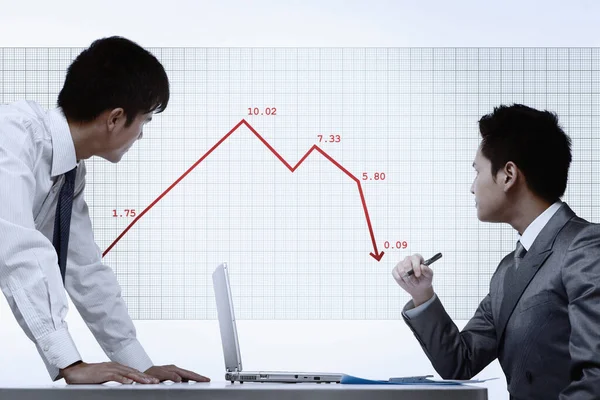 Empresários Olhando Para Gráfico Linha Parede — Fotografia de Stock