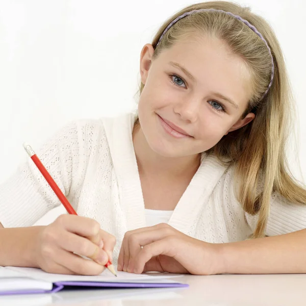 Chica Sonriendo Cámara Mientras Escribe — Foto de Stock