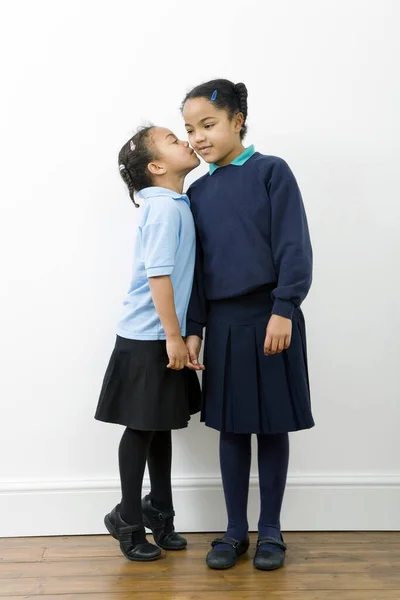 Mädchen Flüstert Ihrer Schwester Ins Ohr — Stockfoto