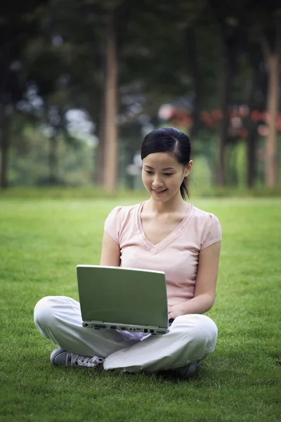 Donna Che Utilizza Computer Portatile Nel Parco — Foto Stock