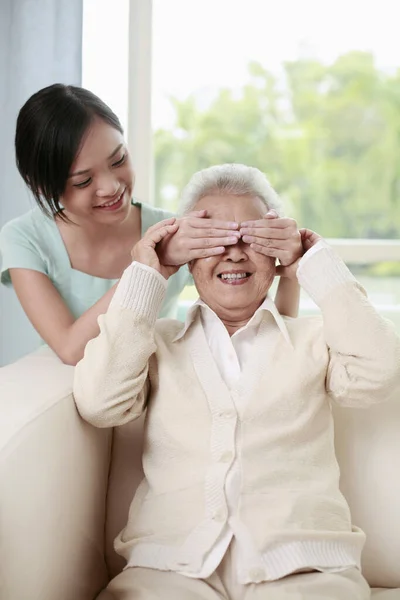 Mulher Cobrindo Olhos Mulher Sênior — Fotografia de Stock