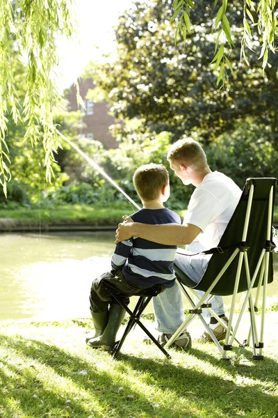 Adolescente Hermano Pescando Junto Lago — Foto de Stock