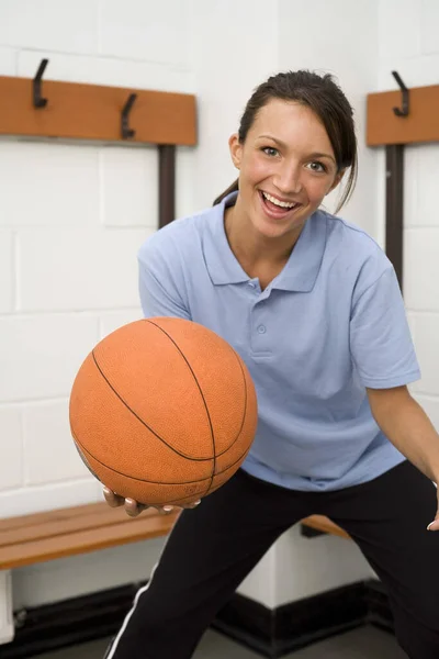 Dívka Hraje Basketbal Šatně — Stock fotografie
