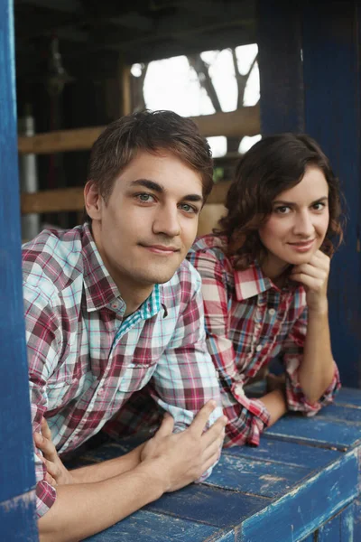 納屋の男と女 — ストック写真