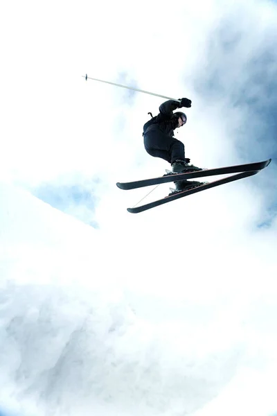 空中スキーをしている男が山から飛び降りる — ストック写真