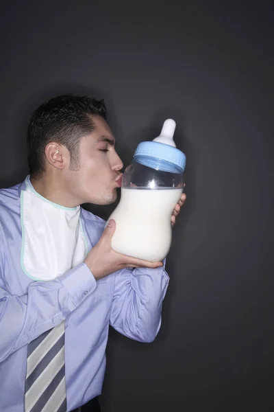 Empresário Com Babadores Beijando Uma Mamadeira Gigante Leite — Fotografia de Stock