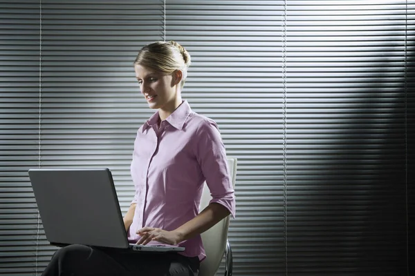 Businesswoman Pomocą Laptopa Tle Biurowym — Zdjęcie stockowe