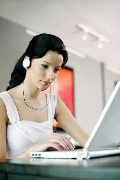 Kobieta Słuchająca Muzyki Słuchawkach Podczas Korzystania Laptopa — Zdjęcie stockowe