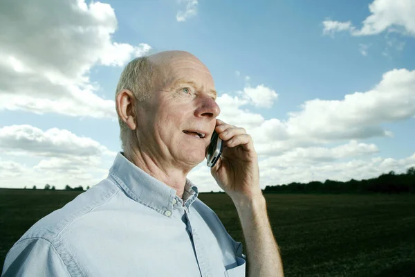 Пожилой Человек Разговаривает Телефону — стоковое фото