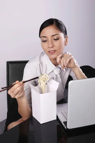 Zakenvrouw Die Instant Noodle Eet — Stockfoto