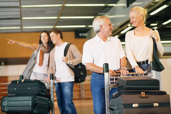 Familie Die Aankomen Luchthaven Van Hun Bestemming Duwen Bagage Trolleys — Stockfoto