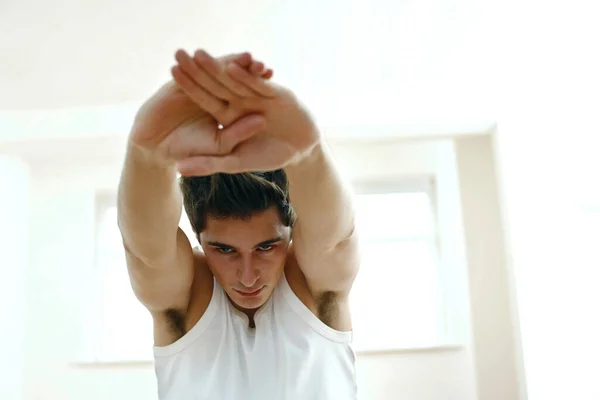Jeune Homme Pratiquant Yoga — Photo