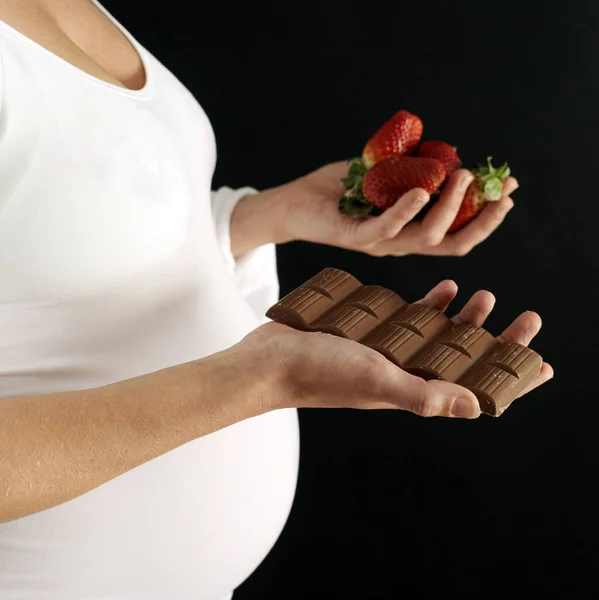 Gravid Kvinna Med Chokladkaka Och Jordgubbar — Stockfoto