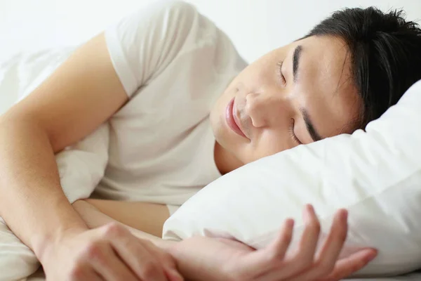 Uomo Che Dorme Sul Letto — Foto Stock